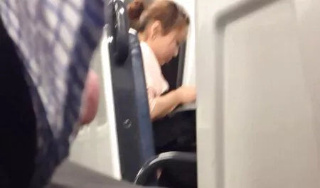 テレビの前でソファの上でリラックスした男、そしてブロンドの女性は彼のために大きなコックを吸う 女性 エッチ 動画
