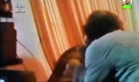 ソファの上に自分自身を喜ば大きなおっぱいを持つ金髪の女の子 女性 が 見る エッチ な 動画