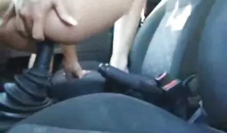 若いラティーナは、車の中で一口を持っています セックス 女性 向け 動画