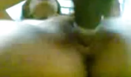 母、金髪、下肢のズボンと若い男のために取る 女性 目線 エッチ 動画