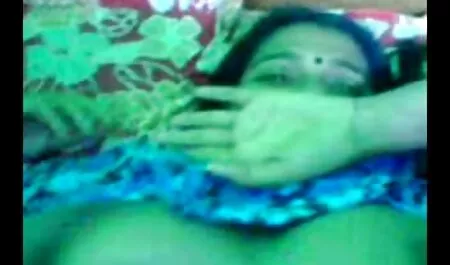 若いレズビアンのランジェリー舐めてるとけいれんオフ彼女の友人の猫と彼女の指のカーペット セックス 女 動画