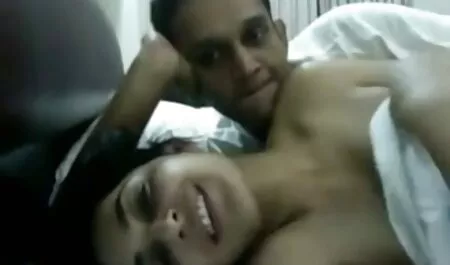 魅力的な女性のそばかすがドロップオン 女性 セックス 動画